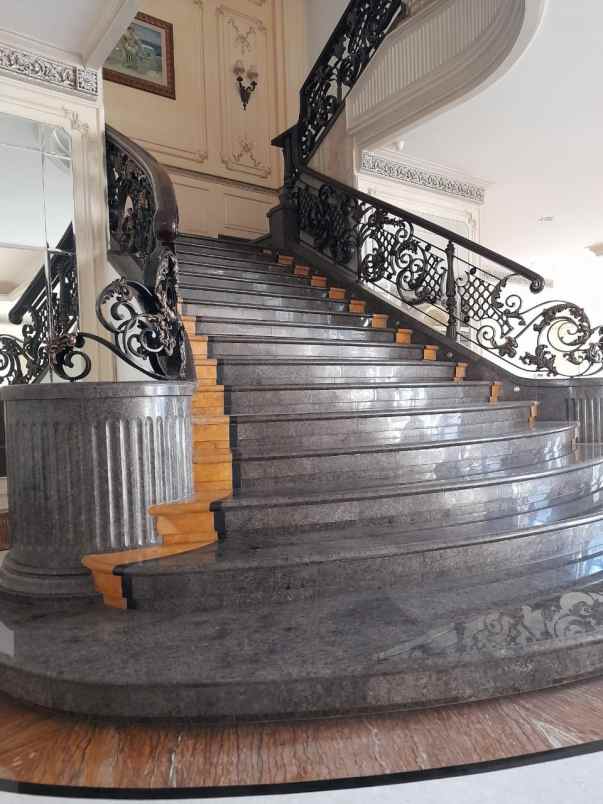 dijual rumah villa bukit regency