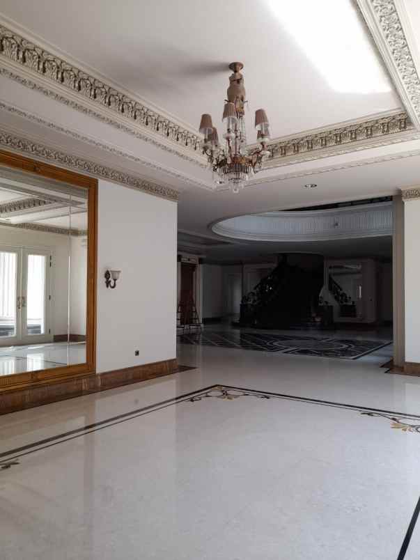 dijual rumah villa bukit regency