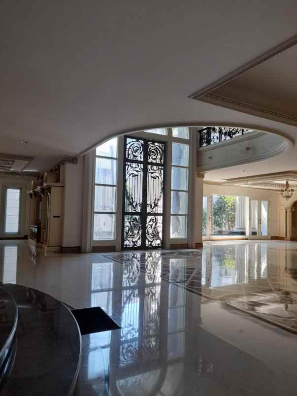 dijual rumah villa bukit regency