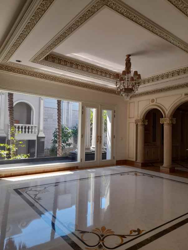 dijual rumah villa bukit regency