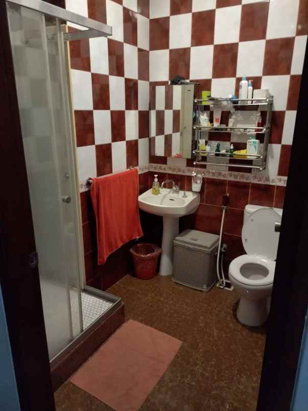 dijual rumah villa taman gapura