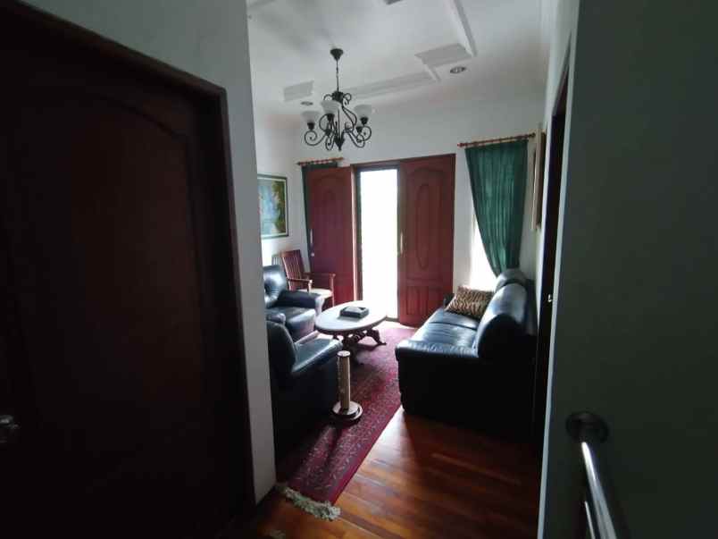 dijual rumah villa taman gapura