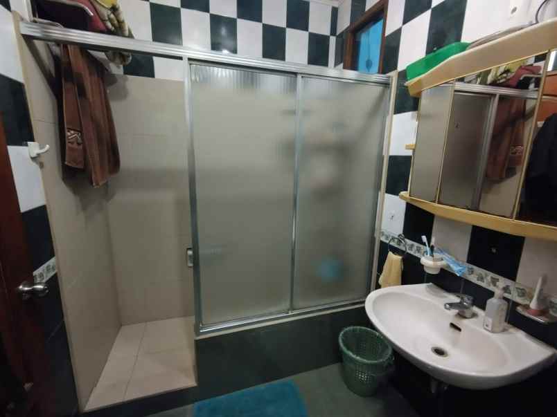 dijual rumah villa taman gapura