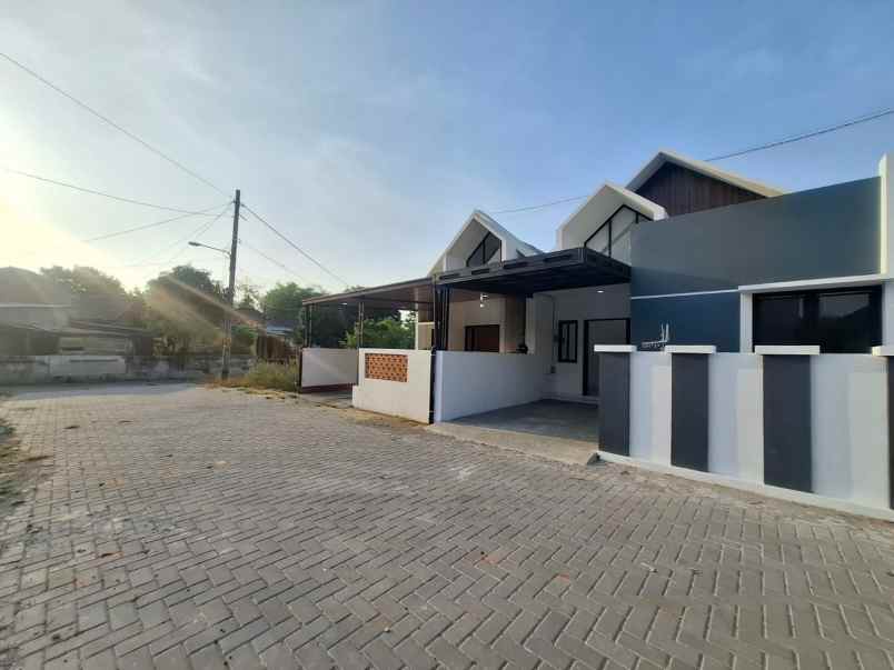 dijual rumah wirokerten