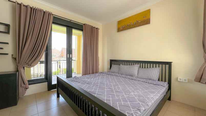 dijual villa jalan pantai pererenan