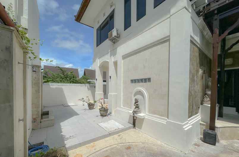 dijual villa jalan pantai pererenan
