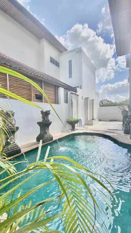 dijual villa jalan pantai pererenan
