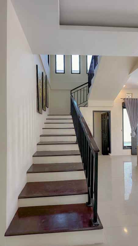 dijual villa jalan pantai pererenan
