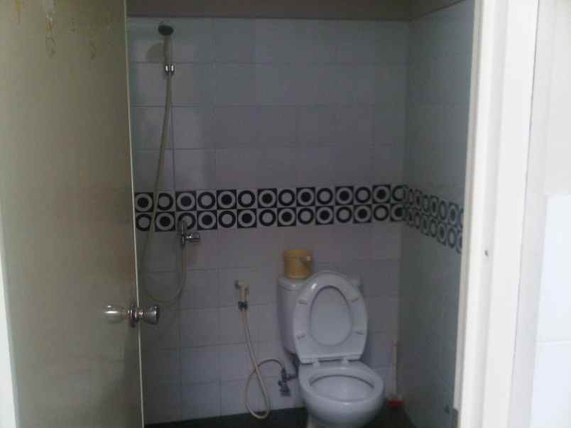 disewakan rumah kayu putih utara