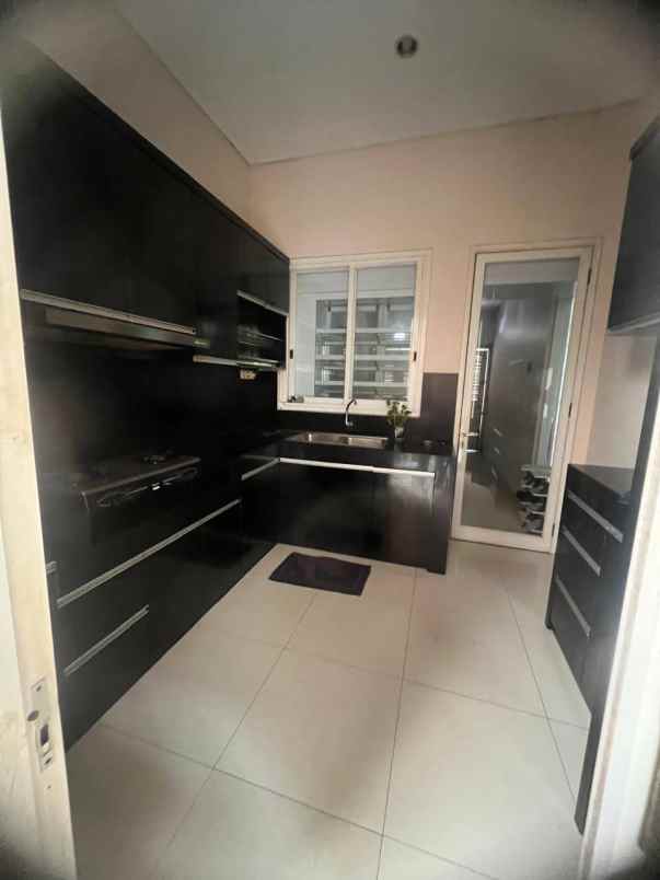 disewakan rumah pakuwon city