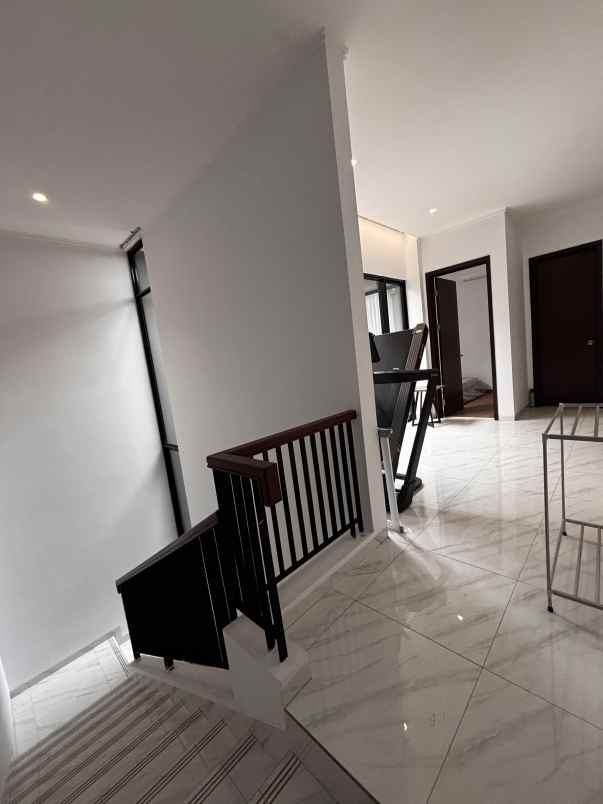 disewakan rumah suvarna sutera tangerang