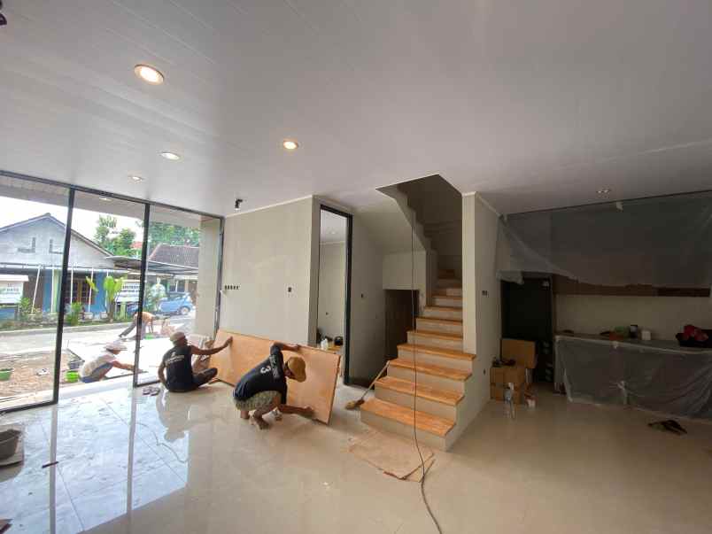 rumah 2 lantai desain modern dan fungsional