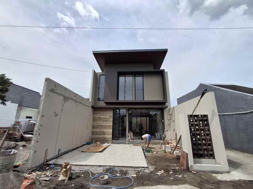 rumah 2 lantai desain modern dan fungsional