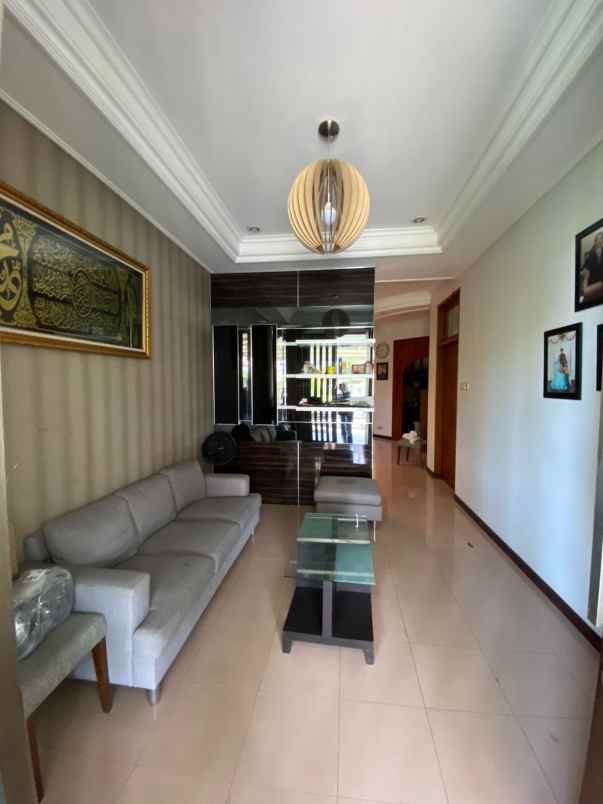 rumah 2 lantai manyar kartika semi furnish