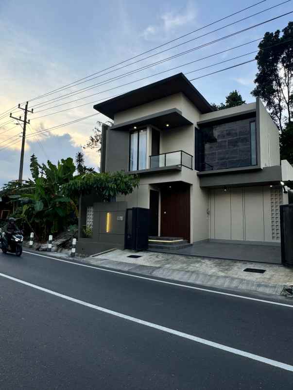rumah 2 lantai tepi aspal jl kapten haryadi