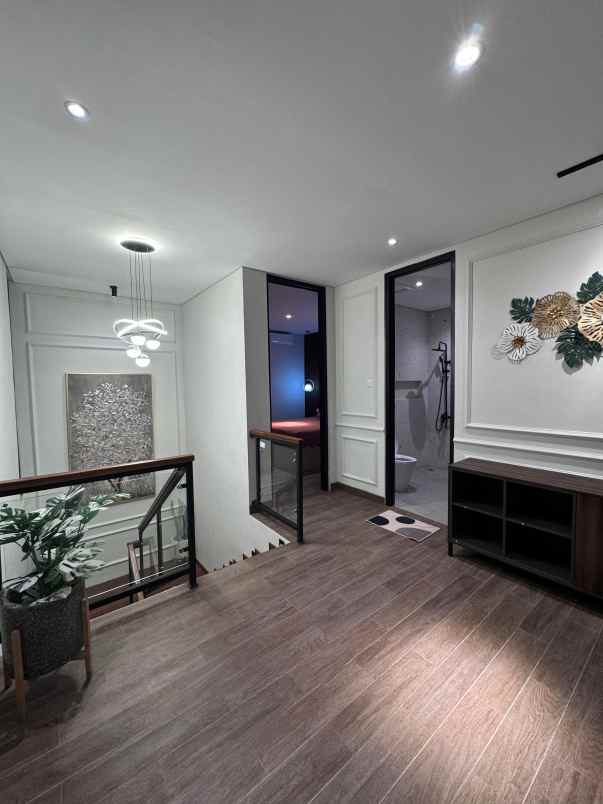 rumah 2 lantai tepi aspal jl kapten haryadi