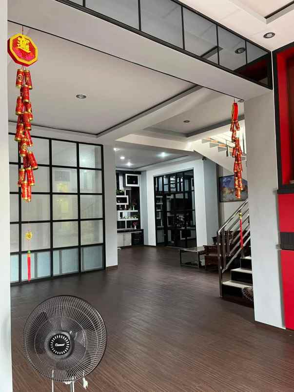 rumah 3 lantai beserta perabot ukuran tanah 15x25