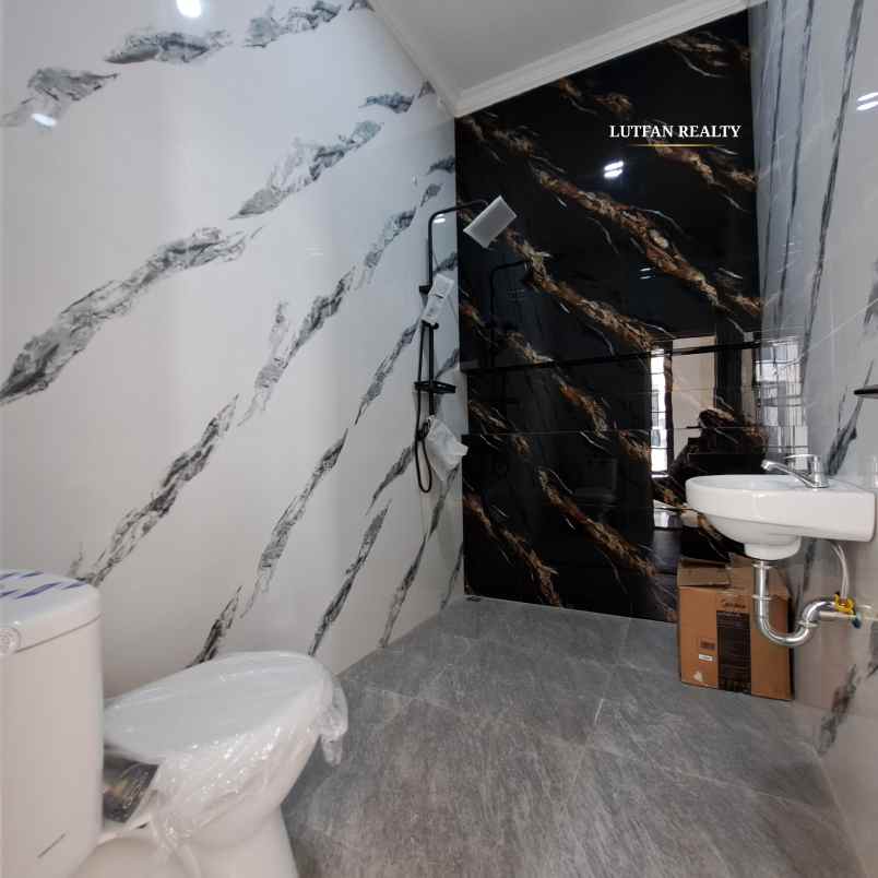 rumah american classic dalam cluster dekat taman kota