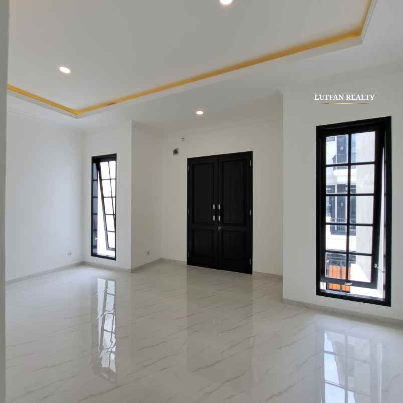 rumah american classic dalam cluster dekat taman kota