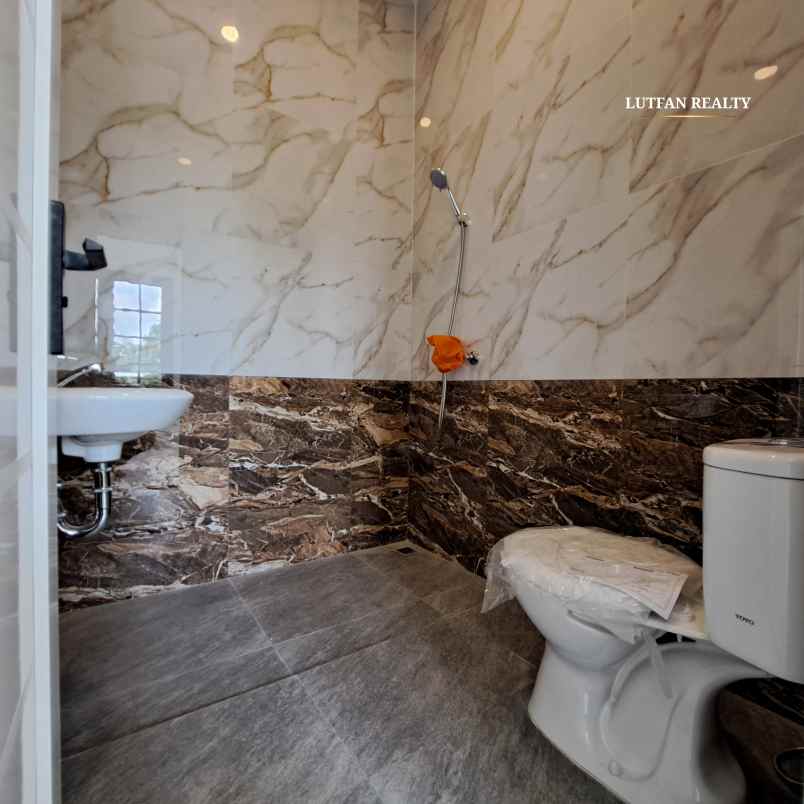 rumah american classic dalam cluster dekat taman kota