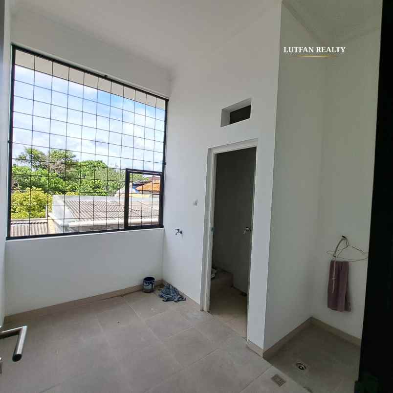 rumah american classic dalam cluster dekat taman kota