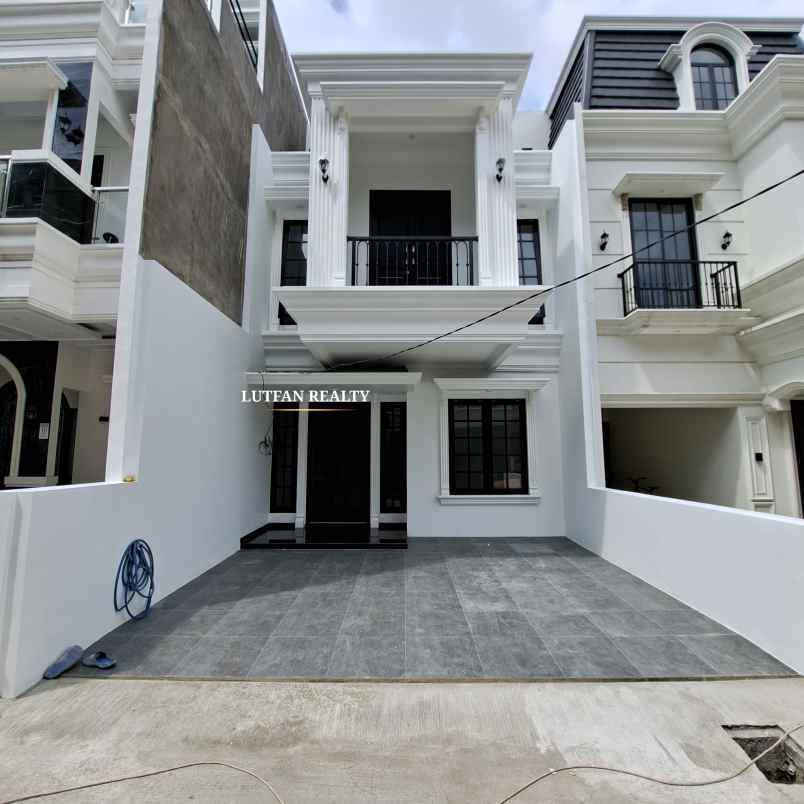 rumah american classic dalam cluster dekat taman kota
