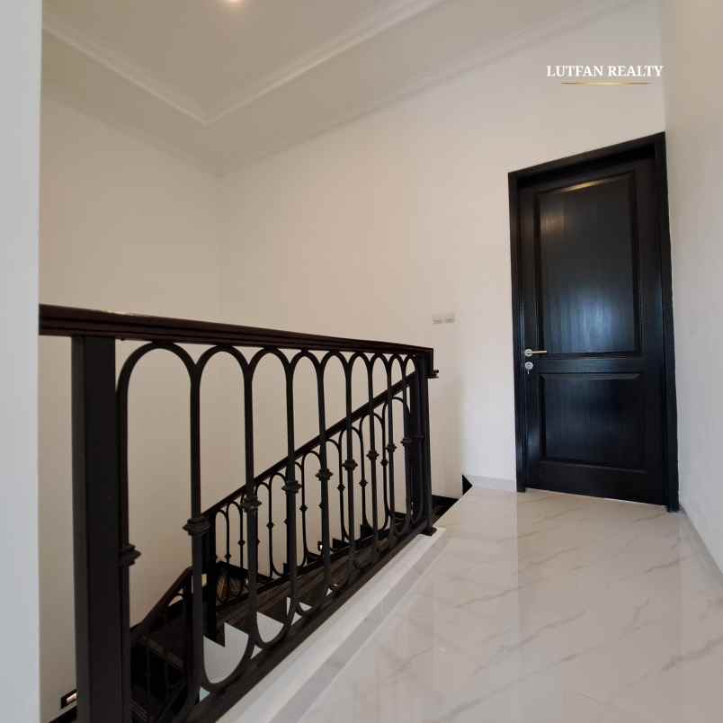 rumah american classic dalam cluster dekat taman kota