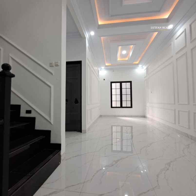 rumah american classic jagakarsa dalam cluster