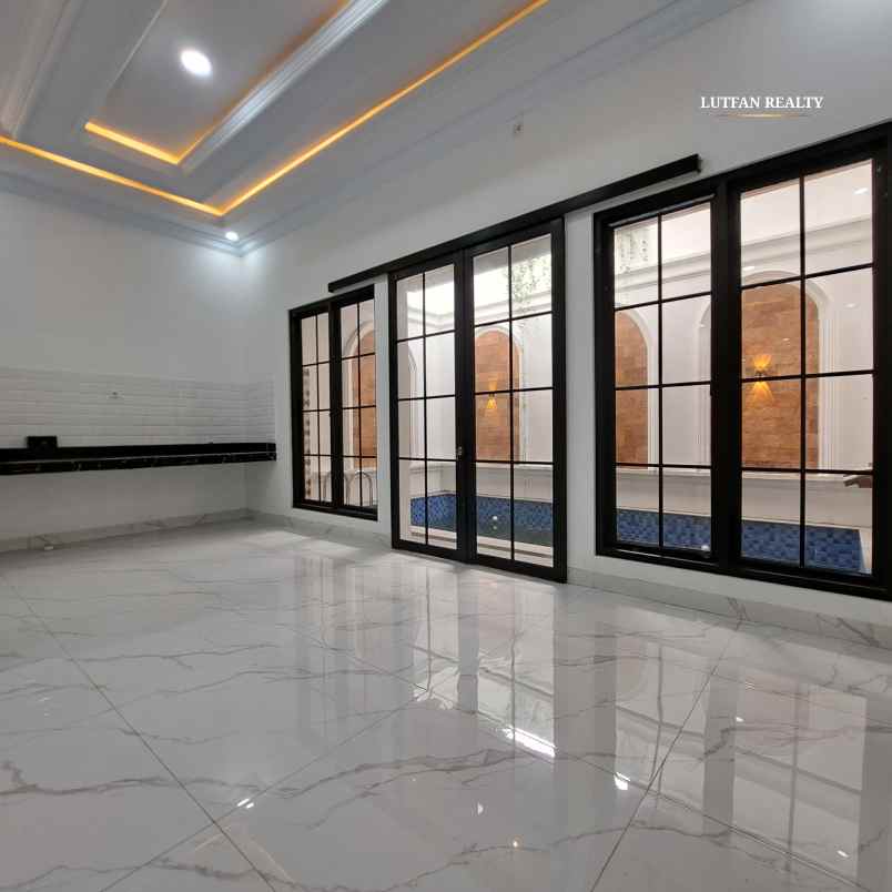 rumah american classic jagakarsa dalam cluster