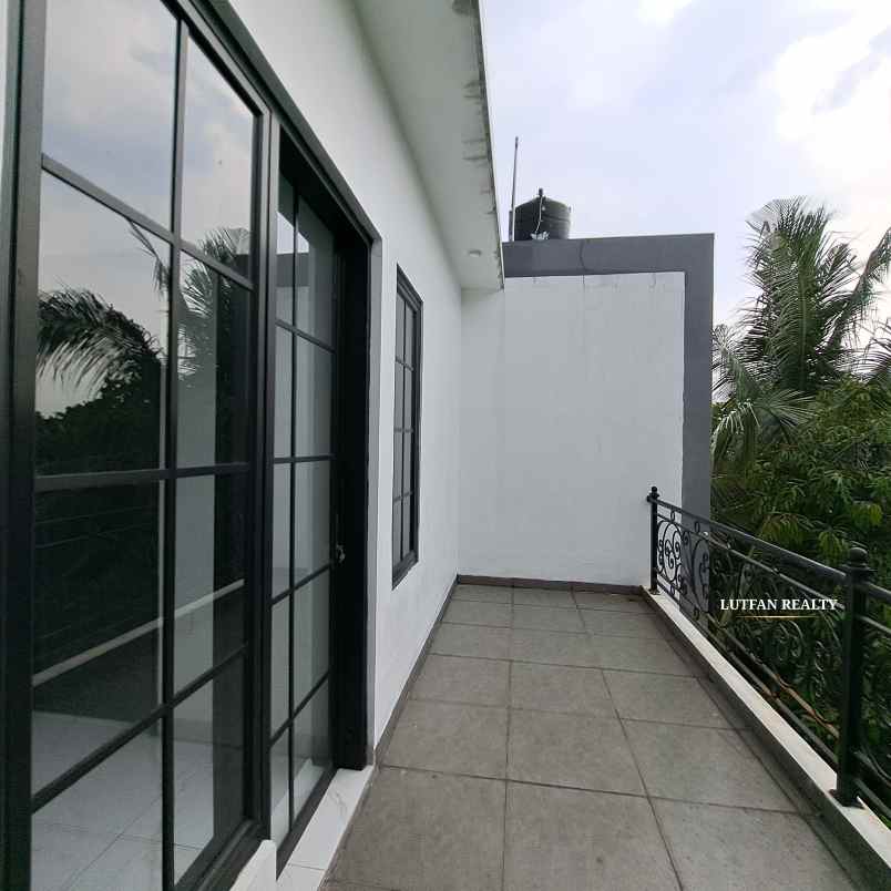rumah american classic jagakarsa dalam cluster