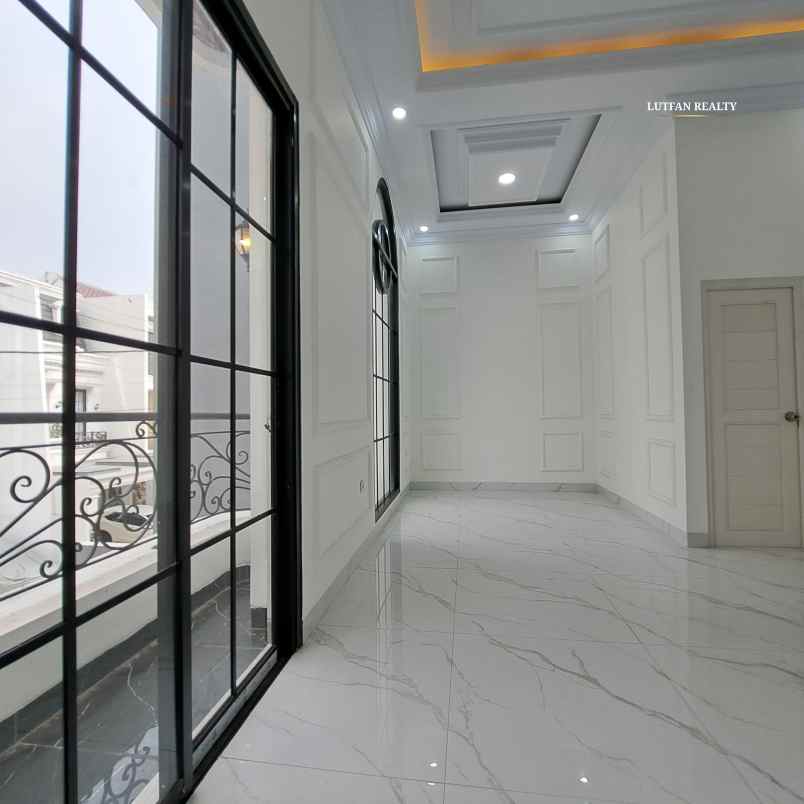 rumah american classic jagakarsa dalam cluster