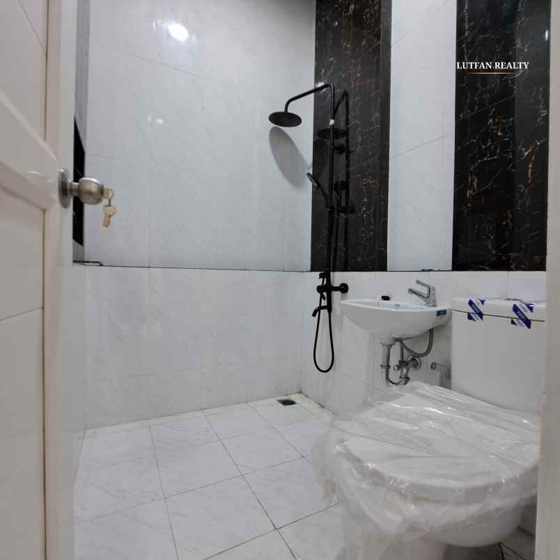 rumah american classic jagakarsa dalam cluster