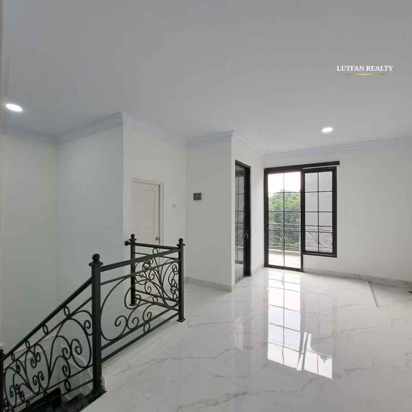 rumah american classic jagakarsa dalam cluster