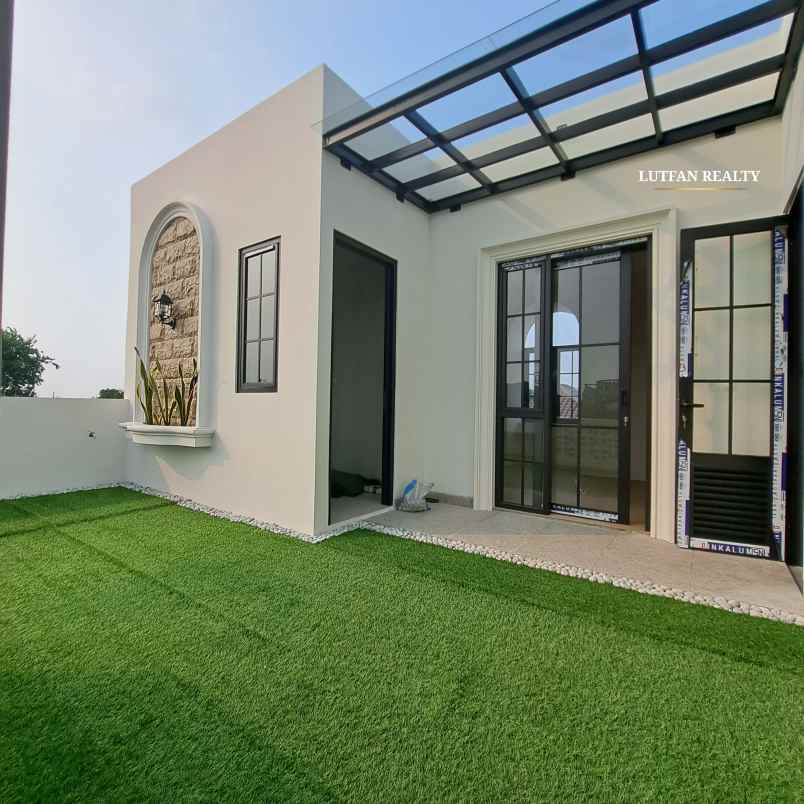 rumah american classic jagakarsa dalam cluster