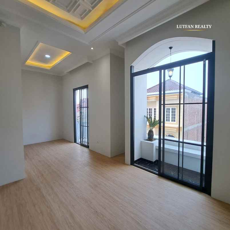 rumah american classic jagakarsa dalam cluster