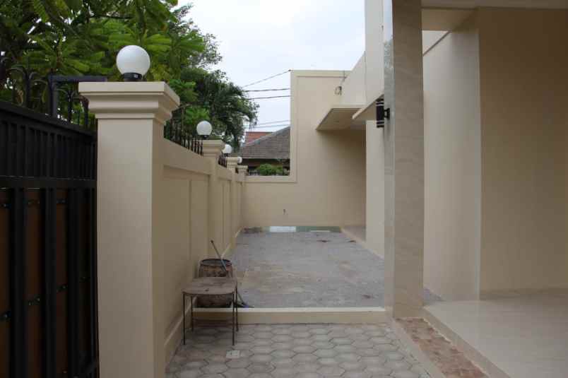 rumah baru 2 lantai desain elegant di kebayoran baru