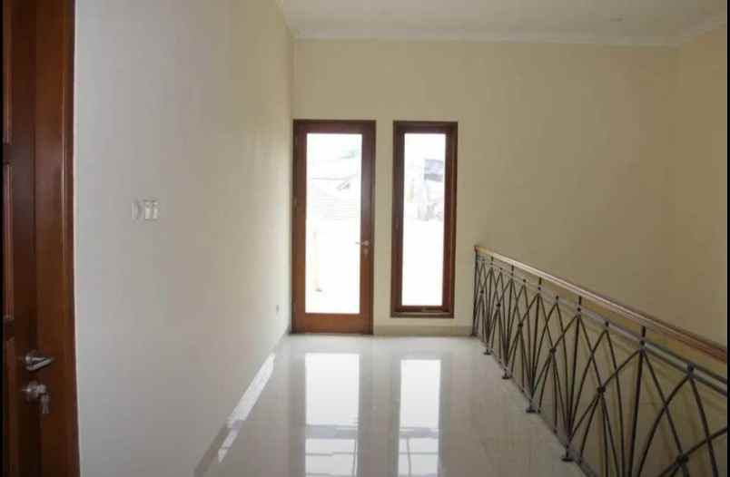 rumah baru 2 lantai desain elegant di kebayoran baru