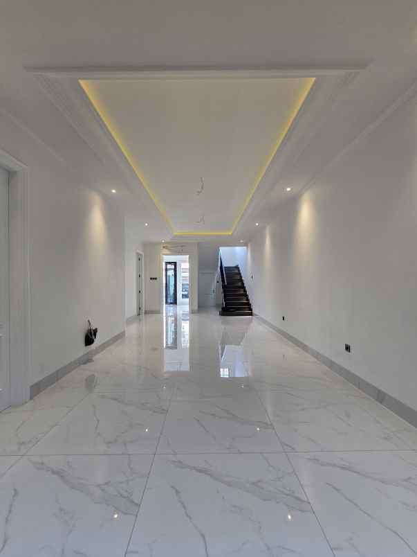 rumah baru american classic di cempaka putih jakpus