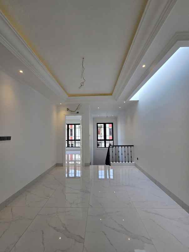 rumah baru american classic di cempaka putih jakpus