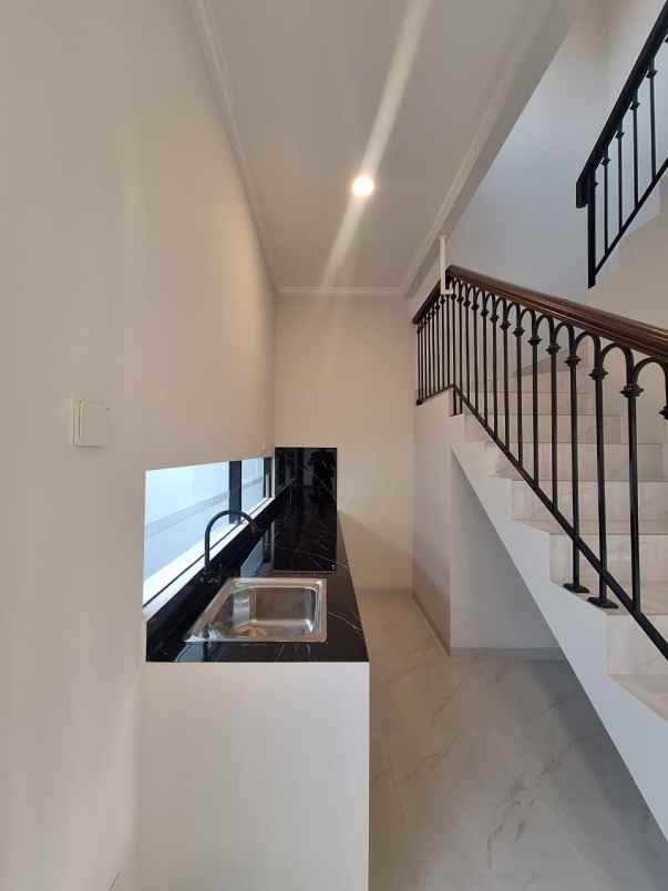 rumah baru design klasik modern di jatiwaringin bekasi