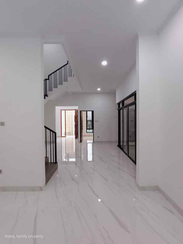 rumah baru siap huni di area kembangan meruya