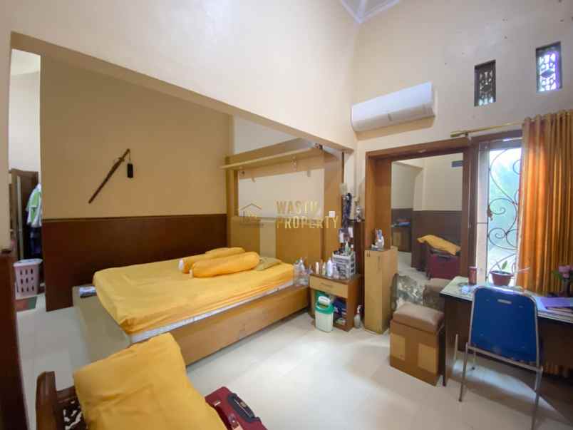 rumah besar dengan tanah luas di pleret bantul