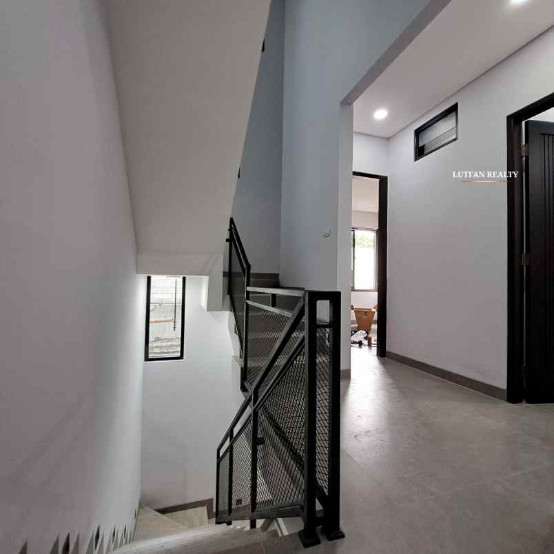 rumah condet jakarta timur 3 lantai dalam cluster