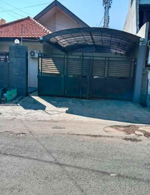 rumah di bratang gede semi furnished hitung tanah