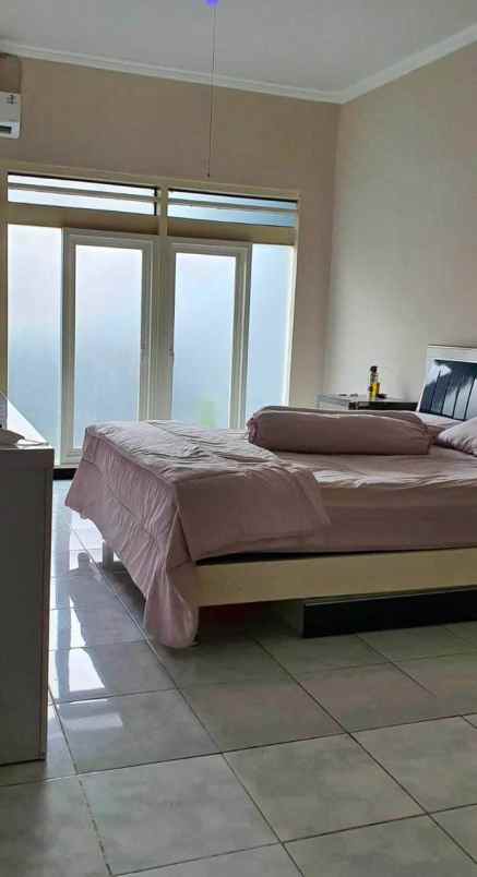 rumah di bratang gede semi furnished hitung tanah