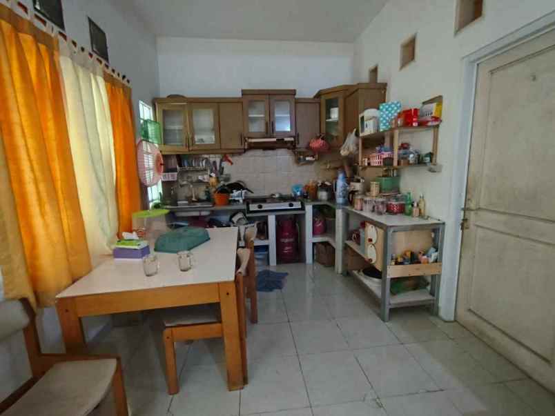 rumah hommy 2 lantai di pinggir jalan jakarta bogor