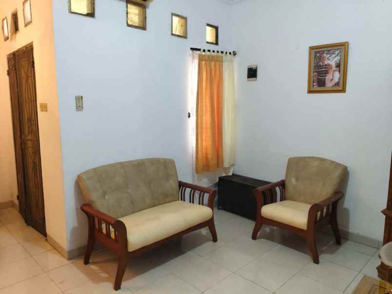 rumah hommy 2 lantai di pinggir jalan jakarta bogor