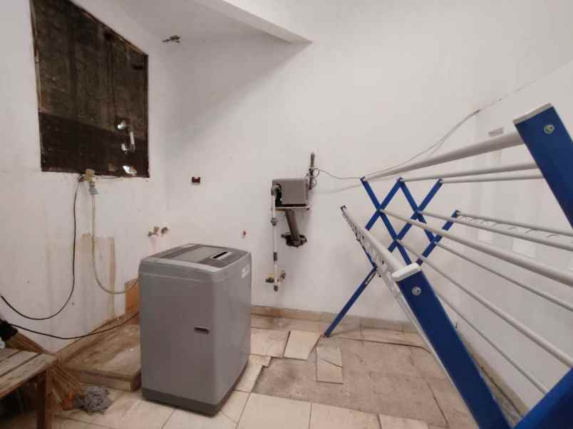 rumah hommy 2 lantai di pinggir jalan jakarta bogor