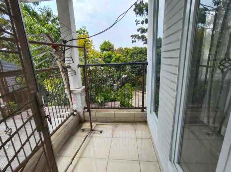 rumah hommy 2 lantai di pinggir jalan jakarta bogor