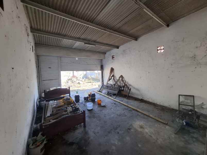 rumah lama di kelurahan kebonsari jember